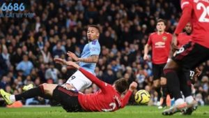 Lỗi chạm tay trong bóng đá và những hậu quả cần tránh gặp phải